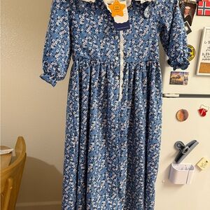 Aoiviss pioneer-style colonial dress